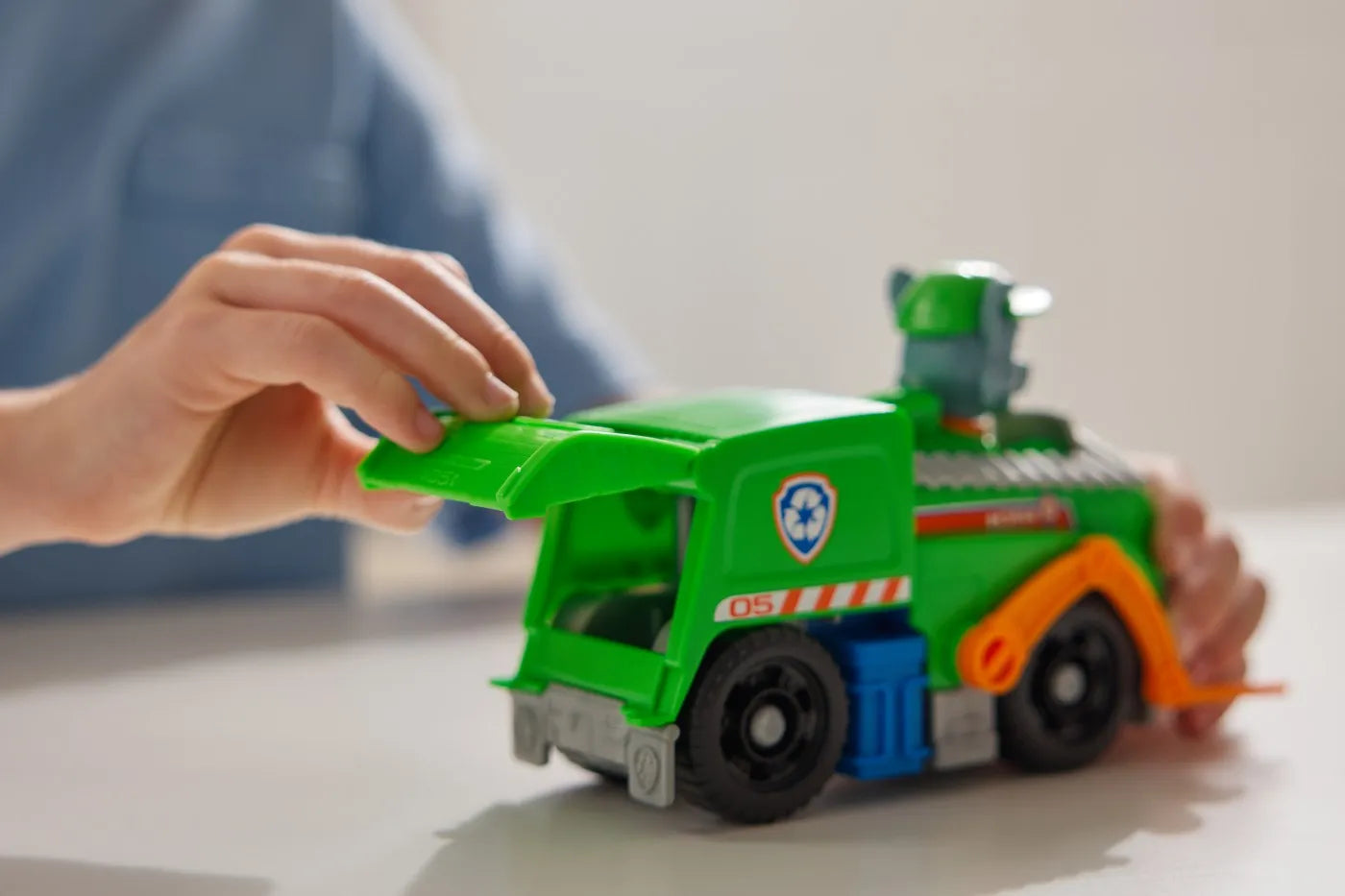 PATRULA CATELUSILOR SET VEHICUL DE BAZA CAMIONUL DE RECICLARE  SI FIGURINA ROCKY, PATRULA CATELUSILOR