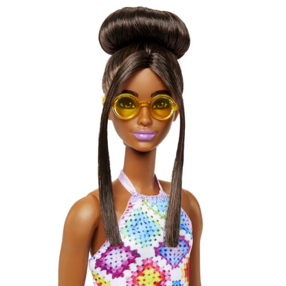 PAPUSA BARBIE FASHIONISTA SATENA CU OCHELARI DE SOARE GALBENI, BARBIE - FASHIONISTAS