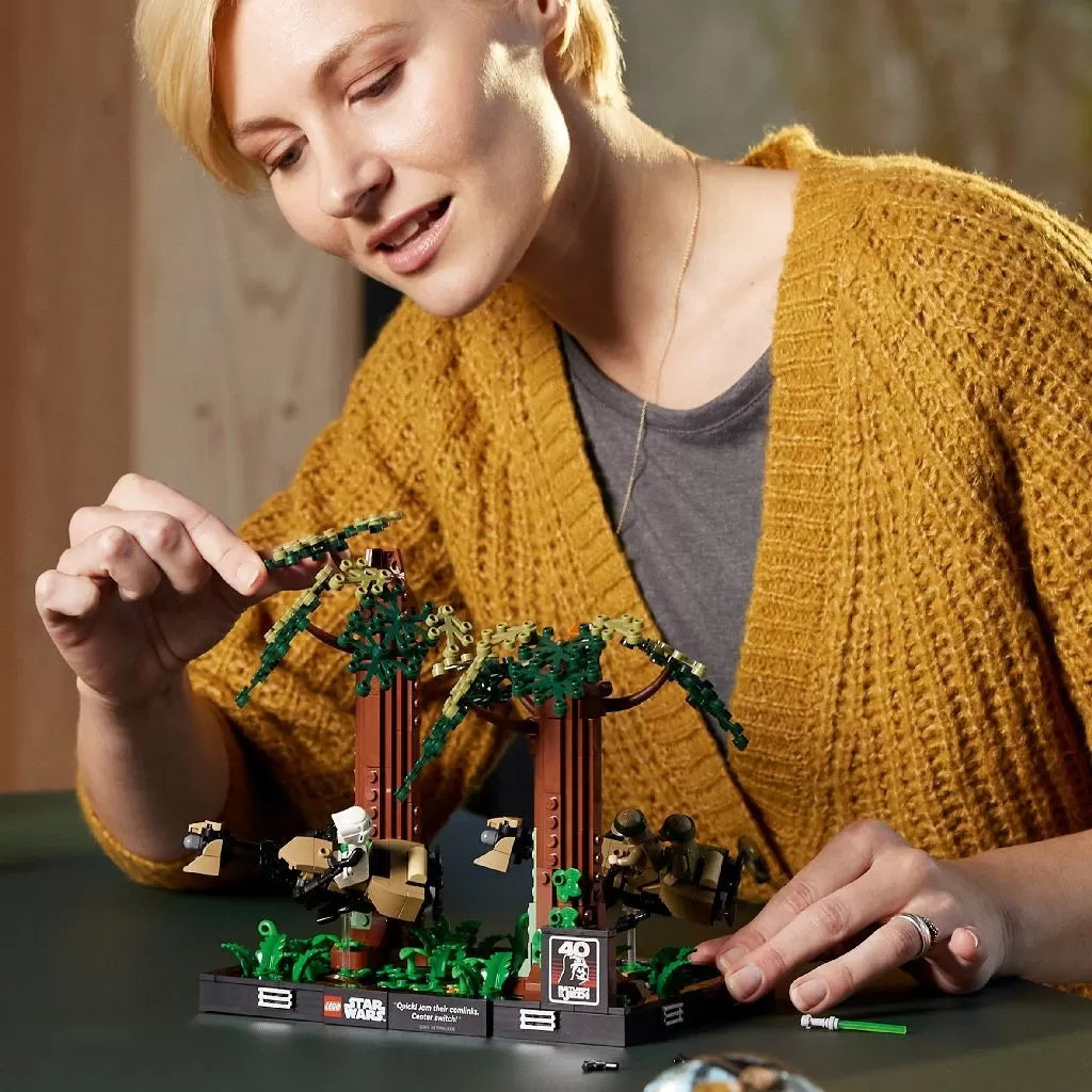 LEGO STAR WARS DIORAMA DE URMARIRE CU SPEEDERUL PE ENDOR 75353, LEGO STAR WARS TM