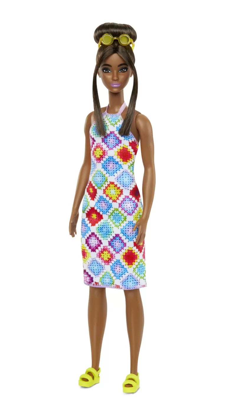 PAPUSA BARBIE FASHIONISTA SATENA CU OCHELARI DE SOARE GALBENI, BARBIE - FASHIONISTAS