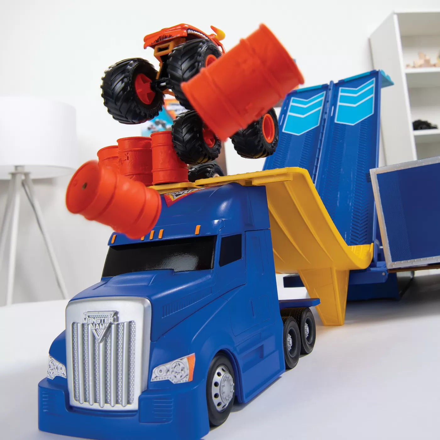 MONSTER JAM SET DE JOACA CAMIONUL CONVERTIBIL IN ARENA, MONSTER JAM