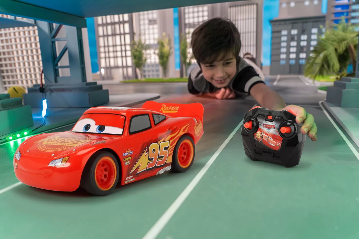 MASINA CU TELECOMANDA FULGER McQUEEN 17CM, CARS