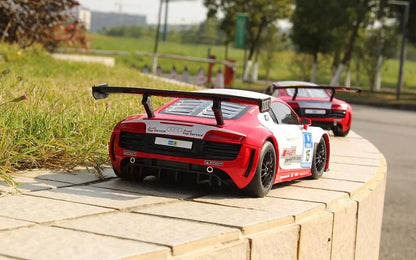 MASINA CU TELECOMANDA AUDI R8 LMS PERFORMANCE SCARA 1 LA 18, RASTAR 1:18