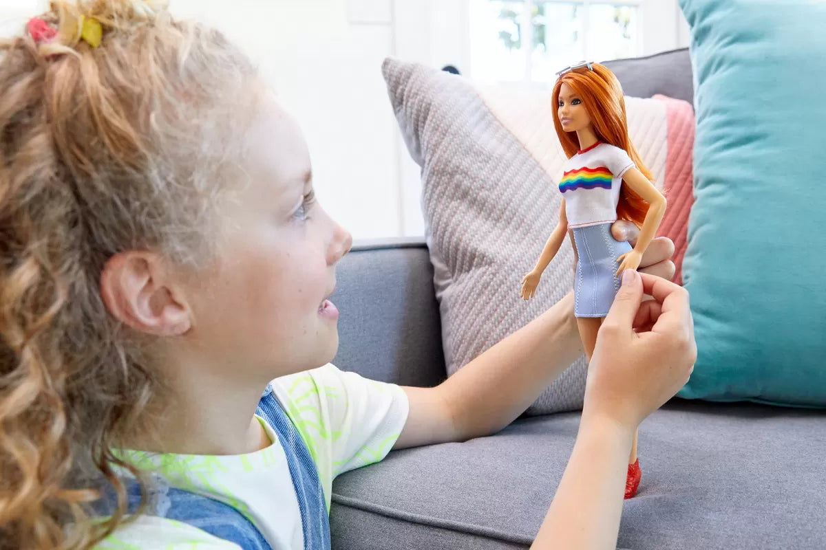 PAPUSA BARBIE FASHIONISTA CU FUSTITA SI TRICOU CURCUBEU, BARBIE - FASHIONISTAS