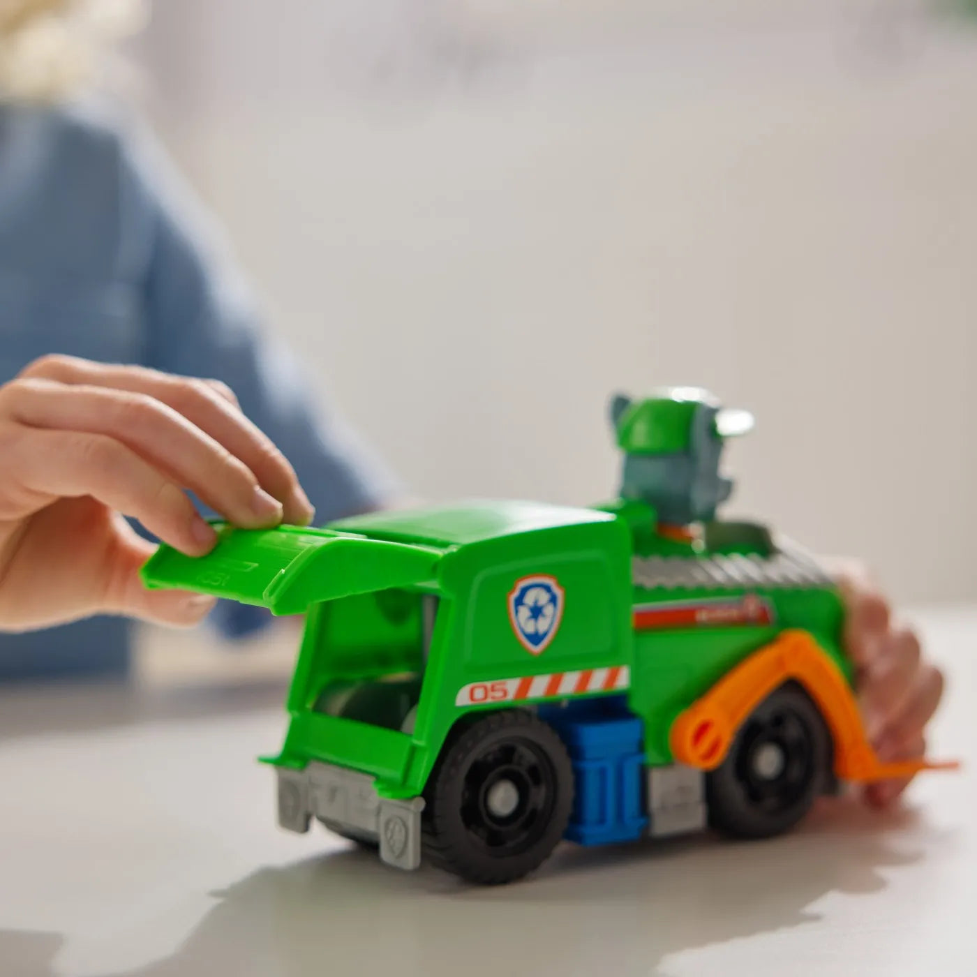 PATRULA CATELUSILOR SET VEHICUL DE BAZA CAMIONUL DE RECICLARE  SI FIGURINA ROCKY, PATRULA CATELUSILOR