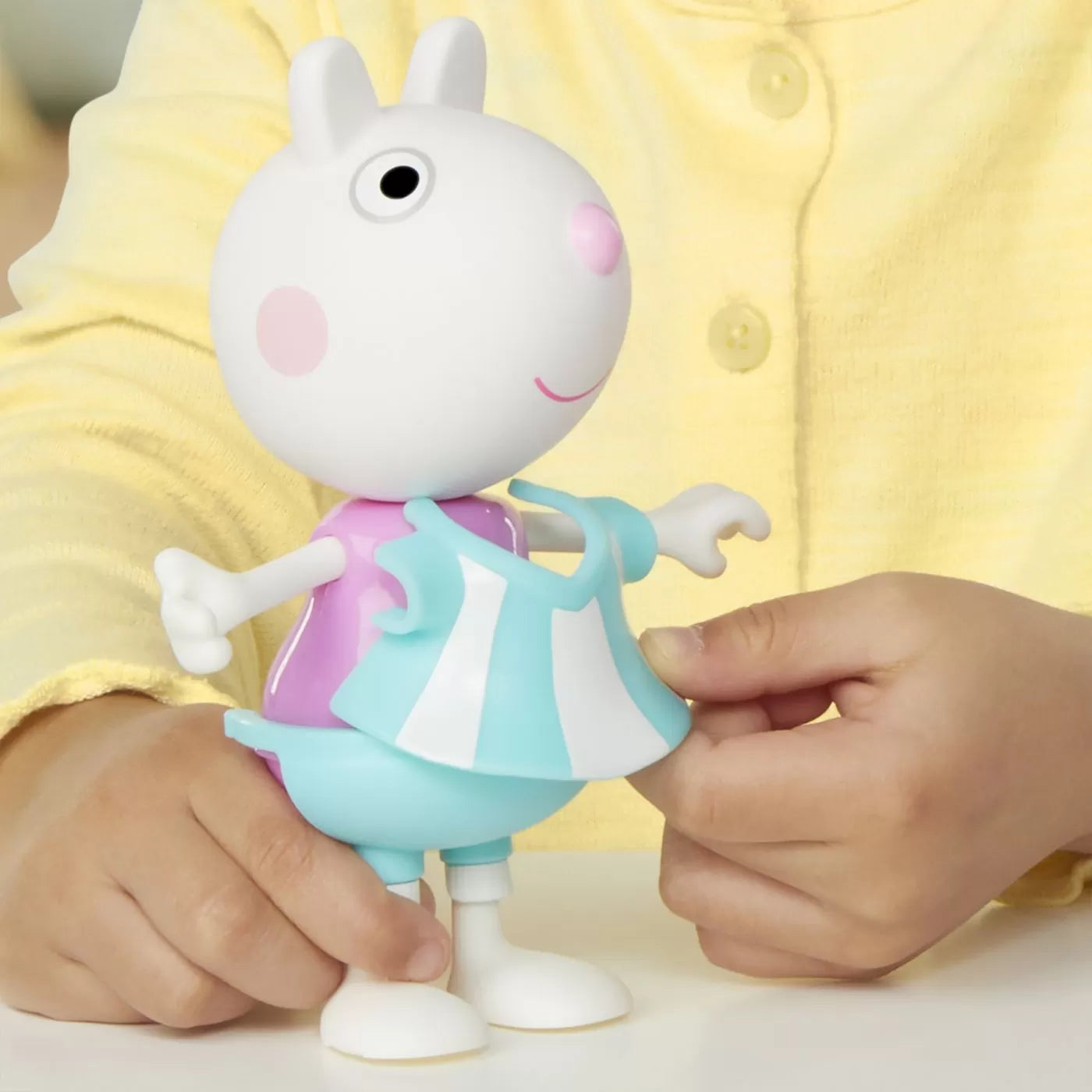 PEPPA PIG SET FIGURINA SI ACCESORII VESTIMENTARE OITA SUZY 15CM, PEPPA PIG