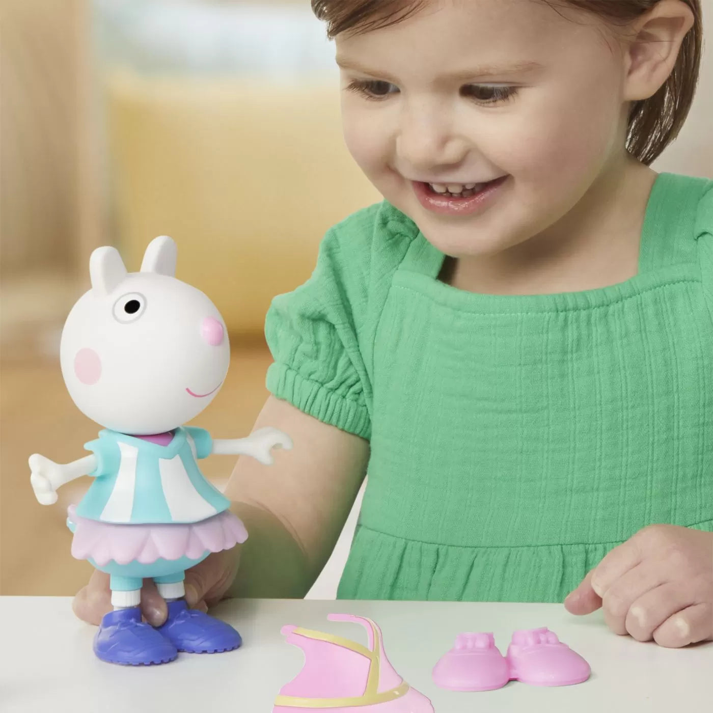 PEPPA PIG SET FIGURINA SI ACCESORII VESTIMENTARE OITA SUZY 15CM, PEPPA PIG