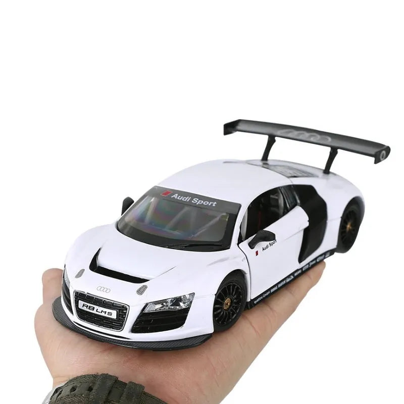 MASINUTA METALICA AUDI R8 ALB SCARA 1 LA 24, RASTAR METAL 1:24